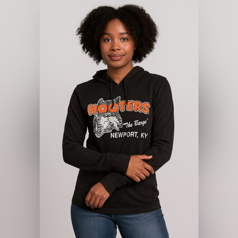 🔥 Vintage Hooters “The Barge” Black Hoodie – Newport KY | Rare Small Hoodie 🔥